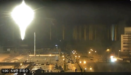 4일(현지시간) 러시아군의 우크라이나 최대 원자력발전소인 자포리자 원전 포격 모습. (출처: 우크라이나 전략통신정보보안센터 텔레그램 캡처)