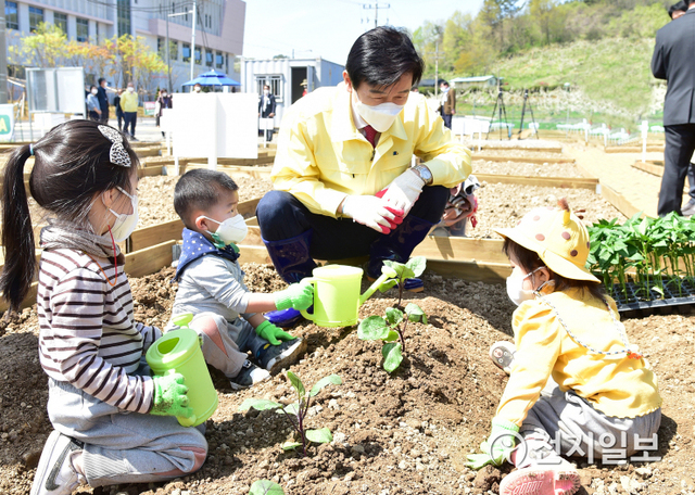 조규일 진주시장이 지난 8일 공영텃밭인 ‘시민텃밭’을 찾아 아이들과 이야기하고 있다. (제공: 진주시) ⓒ천지일보 2021.4.9