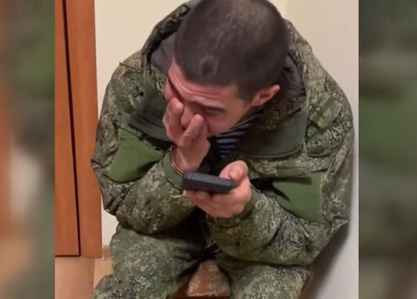 러시아군 포로로 보이는 남성이 어머니와 통화하는 모습이 담긴 영상. (출처: 트위터 캡처)