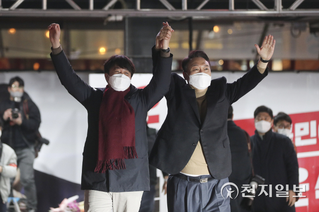 [천지일보=박준성 기자] 국민의힘 윤석열 대선 후보와 이준석 대표가 대구 중구 동성로에서 열린 대구·경북 집중 유세에서 유권자들에게 지지를 호소하고 있다. (제공: 국민의힘 선대위) ⓒ천지일보 2022.2.18