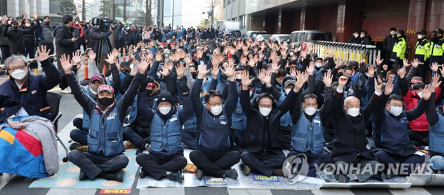 민주노총 전국택배노동조합(택배노조) 조합원들이 2일 오후 서울 중구 CJ대한통운 본사 앞에서 만세를 외치고 있다. (출처: 연합뉴스)
