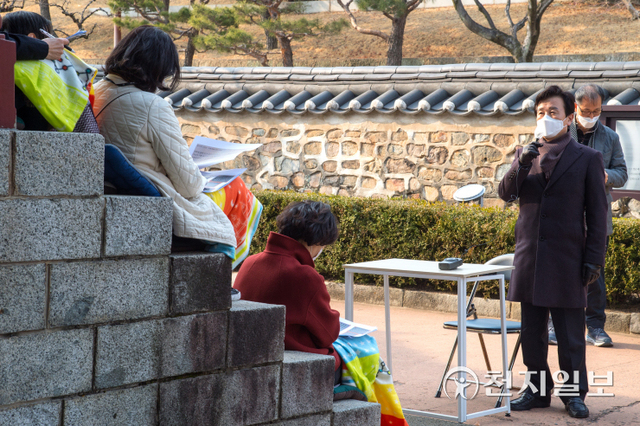 조규일 진주시장이 지난 4일 진주성 촉석루에서 열린 진주시민 인문강좌 ‘치유의 인문학’에서 인사말을 하고 있다. (제공: 진주시) ⓒ천지일보 2022.3.6