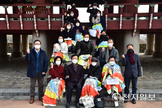 조규일 진주시장을 비롯한 시민 인문강좌 참가자들이 지난 4일 진주성 촉석루에서 열린 ‘치유의 인문학’을 마치고 기념촬영을 하고 있다. (제공: 진주시) ⓒ천지일보 2022.3.6