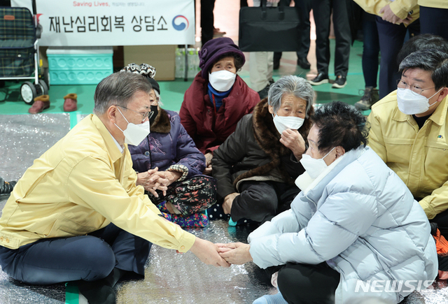 강원ㆍ경북 산불현장 방문에 나선 문재인 대통령이 6일 경북 울진군 울진국민체육센터에 마련된 대피소를 방문, 이재민을 위로하고 있다. 2022.03.06. (출처: 뉴시스)