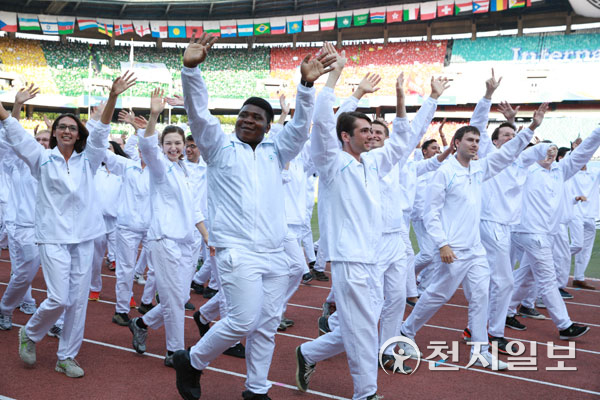 2016년 9월 18일 서울 잠실 올림픽 주경기장에서 열린 ‘만국회의 2주년 기념 평화축제’에서 HWPL 국제부 회원이 퍼레이드를 하고 있다. ⓒ천지일보 2022.3.7