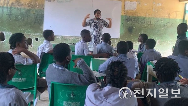2021년 6월 29일 오바케나 트라시 오보포니 평화교사가 나이지리아 수도 아부자에 있는 두스텐 알하지 중학교에서 수업을 진행하고 있다. (제공:HWPL) ⓒ천지일보 2022.3.7