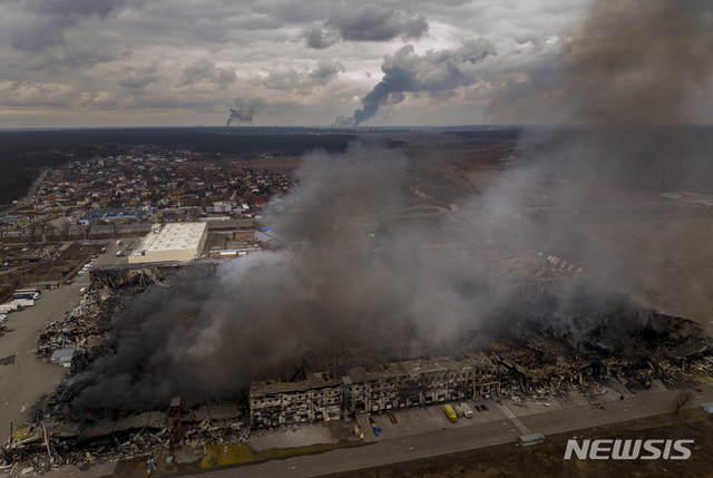 [이르핀=AP/뉴시스] 6일(현지시간) 우크라이나 이르핀의 공장과 상점이 러시아의 공격으로 불타고 있다. 2022.03.07.