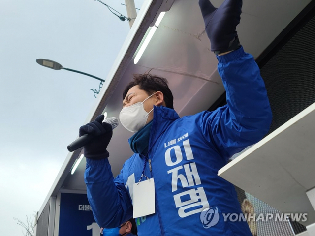 강원도를 방문 중인 더불어민주당 송영길 대표가 19일 오전 속초관광수산시장에서 이재명 대선 후보 지지를 호소하고 있다. 2022.2.19 (출처: 연합뉴스)