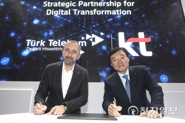 윤경림 KT 그룹Transformation부문장(오른쪽)과 오밋 오랄 투르크텔레콤 CEO이 양해각서를 체결하고 있다. (제공: KT) ⓒ천지일보 2022.3.3