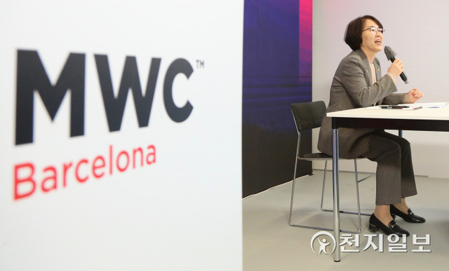 [천지일보 바르셀로나=황해연 기자] 임혜숙 과학기술정보통신부 장관이 2일(현지시간) 모바일 월드 콩그레스(MWC)가 개최된 스페인 바로셀로나에서 열린 기자 간담회에 참석해 취재진들의 질문에 답변하고 있다. ⓒ천지일보 2022.3.3