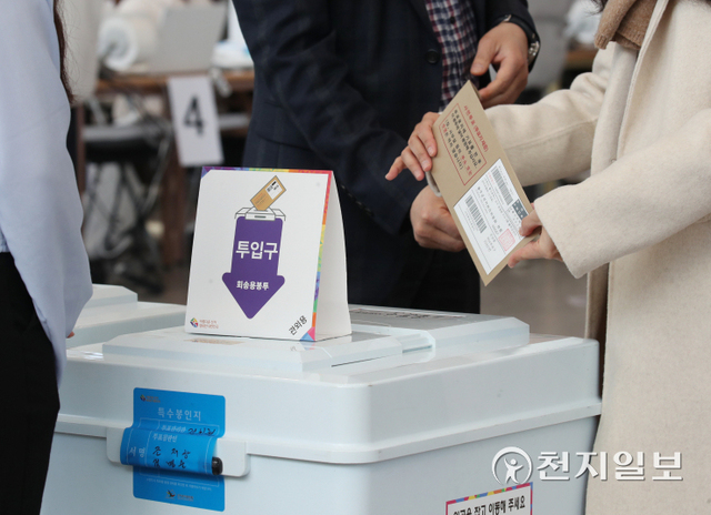 [천지일보=박준성 기자] 제20대 대통령선거 사전투표 둘째 날인 5일 오후 서울 중구 서울역에 마련된 남영동 사전투표소에서 유권자들이 기표한 투표지를 투표함에 넣고 있다. ⓒ천지일보 2022.3.5