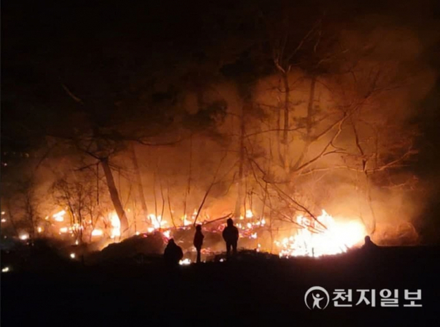 [천지일보 울진=송해인 기자] 경북 울진 산불이 확산 중인 5일 오후 산불이 울진 소재 한 야산을 불태우고 있는 가운데 소방관계자들이 현장을 지켜보고 있다. ⓒ천지일보 2022.3.5