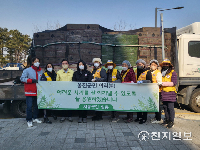 8일 경남 하동군 관계자들이 경북 울진에서 발생한 대형 산불로 고통받는 이재민을 돕기 위해 경북 울진군에 의연물품을 전달하고 있다. (제공: 하동군) ⓒ천지일보 2022.3.8