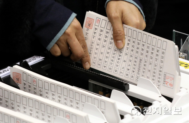 [천지일보=남승우 기자] 제20대 대통령선거를 하루 앞둔 8일 오후 서울 관악구 서울대학교 체육관에 설치된 개표소에서 개표사무원들이 투표지분류기 최종 모의시험을 하고 있다. ⓒ천지일보 2022.3.8