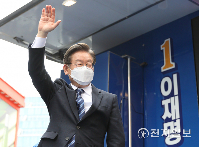 [천지일보=박준성 기자] 더불어민주당 이재명 대선 후보가 7일 부산 중구 창선삼거리에서 열린 집중유세에서 유권자들에게 지지를 호소하고 있다. (제공: 민주당 선대위) ⓒ천지일보 2022.3.7