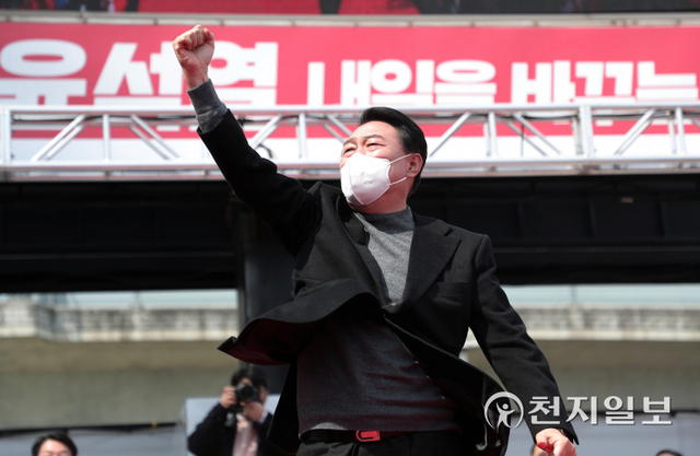 [천지일보=박준성 기자] 국민의힘 윤석열 대선 후보가 8일 오후 부산 연제구 온천천에서 열린 ‘국민이 승리합니다’ 부산 거점유세에서 유권자들에게 지지를 호소하고 있다. (제공: 국민의힘 선대위) ⓒ천지일보 2022.3.8