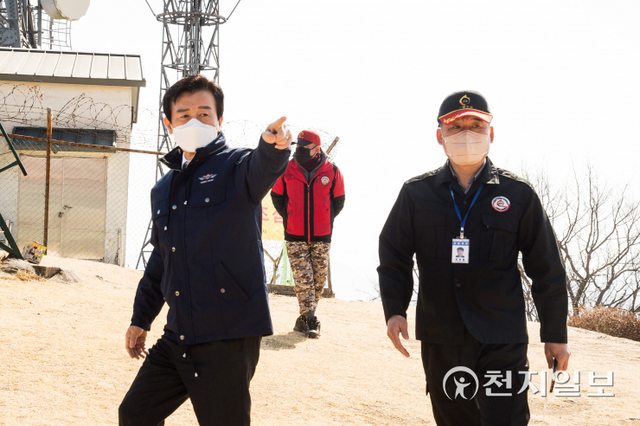 조규일 진주시장(왼쪽)이 8일 월아산 산불감시 초소를 방문해 산불 대비 태세를 점검하고 있다. (제공: 진주시) ⓒ천지일보 2022.3.8