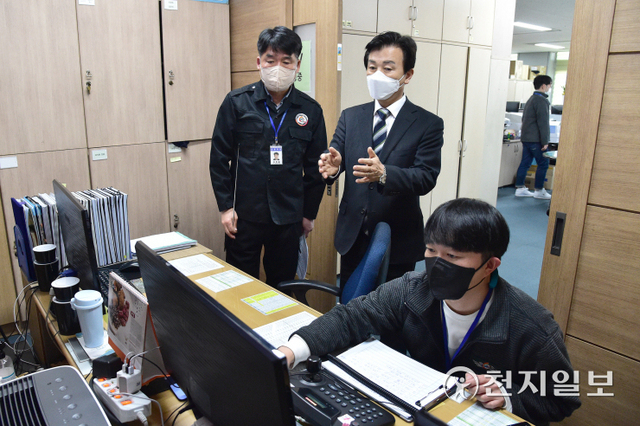조규일 진주시장이 8일 종합상황실을 방문해 산불 대비 태세를 점검하고 있다. (제공: 진주시) ⓒ천지일보 2022.3.8