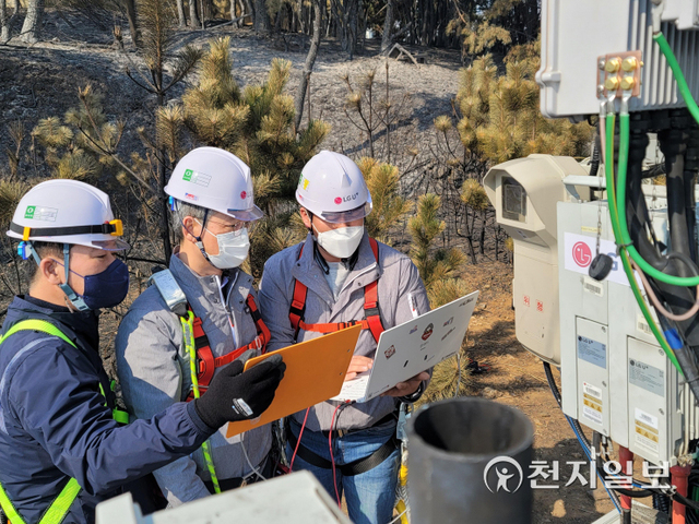 권준혁 LG유플러스 네트워크부문장(가운데)이 강원도 동해시 어달동 산불피해 현장을 방문해 화재가 났던 기지국, 중계기 등 설비를 점검하고 있다. (제공: LG유플러스) ⓒ천지일보 2022.3.8
