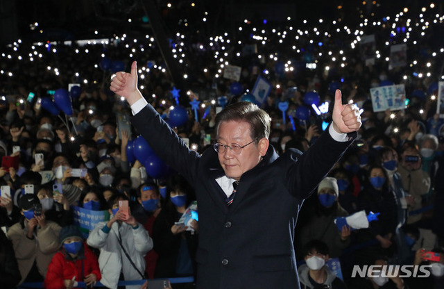 [서울=뉴시스] = 이재명 더불어민주당 대선 후보가 8일 오후 서울 중구 청계광장에서 유세를 하며 지지를 호소하고 있다.