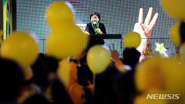 [서울=뉴시스] 심상정 정의당 대선 후보가 8일 오후 서울 마포구 홍대 상상마당 광장에서 유세를 하며 지지를 호소하고 있다.