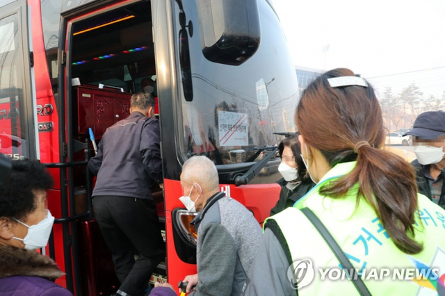 대통령선거 투표일인 9일 오전 경북 울진군 울진읍 울진국민체육센터 산불 이재민 대피소에서 이재민이 투표소로 가기 위해 경북선거관리위원회가 마련한 버스에 타고 있다. (출처: 연합뉴스) ⓒ천지일보 2022.3.11