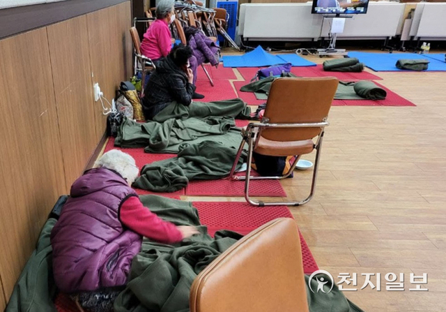 [천지일보 동해=이현복 기자] 강원 강릉 옥계 산불이 동해까지 번진 가운데 5일 오후 산불을 피해 집을 떠나온 이재민이 동해 망상컨벤션센터에 마련된 대피소에 머물고 있다. ⓒ천지일보 2022.3.5