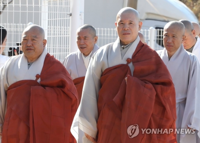 4일 오전 경기도 하남시 위례 신도시 종교부지에서 조계종 총무원장 원행스님(왼쪽)과 전 총무원장 자승스님이 올겨울 모두 9명의 스님이 정진할 천막 법당 '상월선원'을 보고 있다. (출처: 연합뉴스)