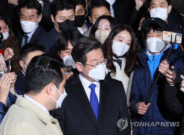 더불어민주당 이재명 대선 후보가 10일 새벽 경기도 성남 자택을 나서고 있다. (출처: 연합뉴스)