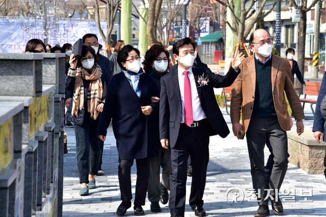 조규일 진주시장을 비롯한 비롯한 관계자들이 망경동 일대 옛 철길 재생사업 ‘소망의 거리’ 준공식을 마친 후 현장을 둘러보고 있다. (제공: 진주시) ⓒ천지일보 2022.3.10