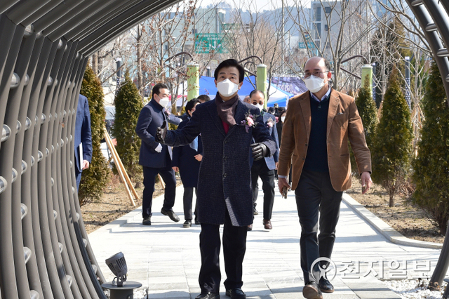 조규일 진주시장을 비롯한 비롯한 관계자들이 망경동 일대 옛 철길 재생사업 ‘소망의 거리’ 준공식을 마친 후 현장을 둘러보고 있다. (제공: 진주시) ⓒ천지일보 2022.3.10