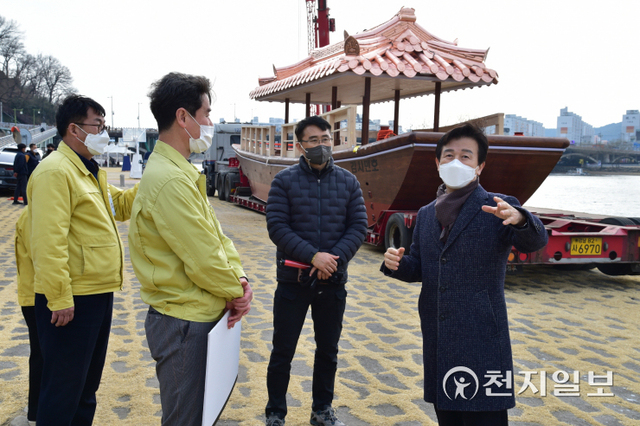 10일 조규일 시장(오른쪽 첫번째)을 비롯한 관계자들이 제작 완료된 유람선의 남강 진수 작업과 함께 사전 운항을 위한 안전점검 등 준비사항을 점검하고 있다. (제공: 진주시) ⓒ천지일보 2022.3.11