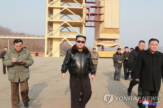 (평양 조선중앙통신=연합뉴스) 북한 김정은 국무위원장이 대륙간탄도미사일(ICBM)로 전용 가능한 장거리 로켓을 발사할 수 있는 서해위성발사장을 현지지도 했다고 조선중앙통신이 11일 보도했다. 2022.3.11