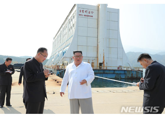 북한 김정은 국무위원장이 금강산관광지구를 시찰했다고 2019년 1월 23일 노동신문이 보도했다. (출처: 뉴시스)