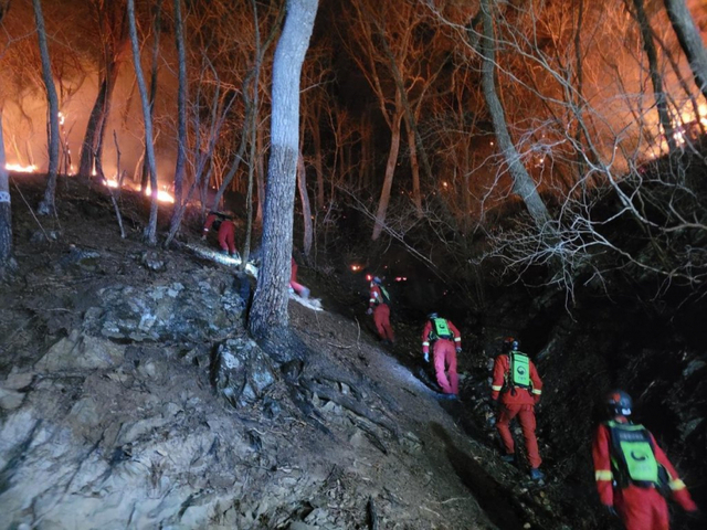 (울진=연합뉴스) 경북 울진 지역 산불이 8일째 이어지면서 산림 당국이 야간 산불 대응에 들어갔다. 산림청은 11일 저녁 날이 어두워져 산불 진화 헬기가 철수함에 따라 인력을 중심으로 진화에 나서기로 했다. 2022.3.11 [산림항공본부 제공]