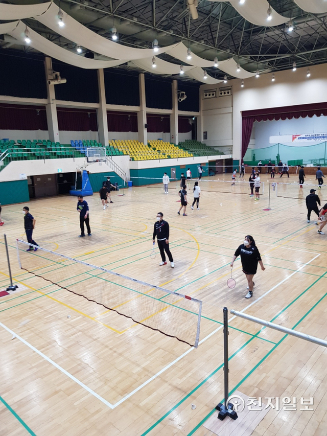 진주지역 한 학교 체육시설을 이용하는 시민들 모습. (제공: 진주시) ⓒ천지일보 2022.3.13