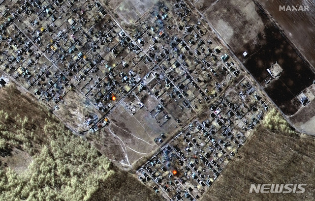 11일(현지시간) 맥사 테크놀로지가 공개한 사진으로, 이날 러시아 침공으로 키이우 북서쪽 모스천 마을의 주택과 건물에 불이 난 모습. (출처: 뉴시스)