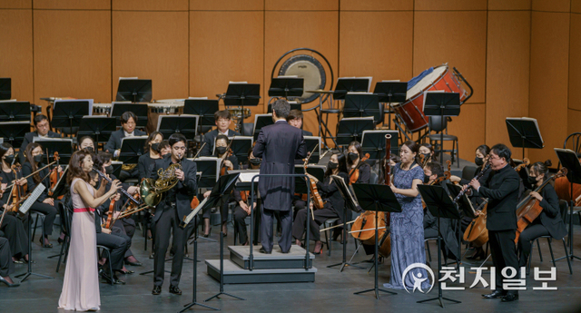 진주시립교향악단이 지난 11일 경남문화예술회관 대공연장에서 ‘봄 그리고 희망’이라는 주제로 제92회 정기연주회를 펼치고 있다. (제공: 진주시) ⓒ천지일보 2022.3.13