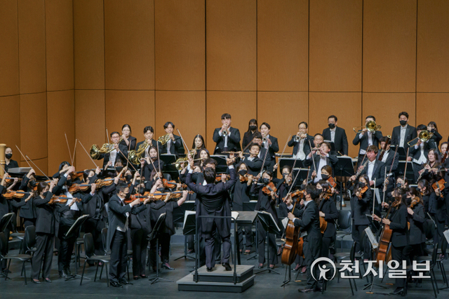 진주시립교향악단이 지난 11일 경남문화예술회관 대공연장에서 ‘봄 그리고 희망’이라는 주제로 제92회 정기연주회를 펼치고 있다. (제공: 진주시) ⓒ천지일보 2022.3.13