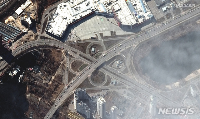 [키이우=AP/뉴시스] 막사 테크놀로지가 제공한 사진에 11일(현지시간) 우크라이나 수도 키이우 도로에 기나긴 피난길 차량 행렬이 보인다. 2022.03.12.