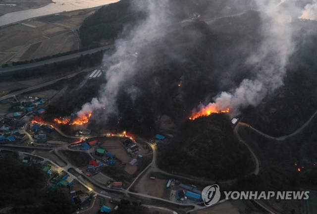 지난 4일 경북 울진에서 난 산불이 강풍을 타고 강원 삼척까지 번지는 가운데 삼척시 원덕읍 월천리 민가 인근까지 불길이 번지고 있다. (출처: 연합뉴스)