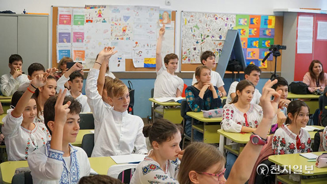 루마니아 부쿠레슈티에 위치한 195번 함부르크학교에서는 HWPL 평화교사로 임명된 교사들을 중심으로 평화교육 커리큘럼이 진행되고 있다. 학생들이 평화에 대한 수업에서 발표를 하기 위해 적극적으로 손을 들고 있다. (제공: HWPL) ⓒ천지일보 2022.3.14