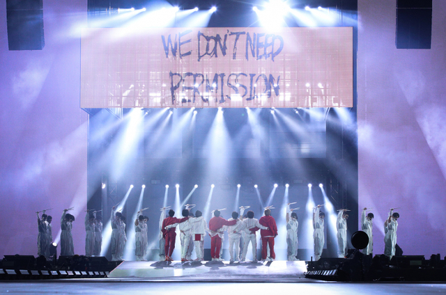 방탄소년단이 10일 오후 서울 잠실올림픽경기장에서 열린 'BTS PERMISSION TO DANCE - SEOUL'에서 열창하고 있다. (빅히트뮤직 제공)