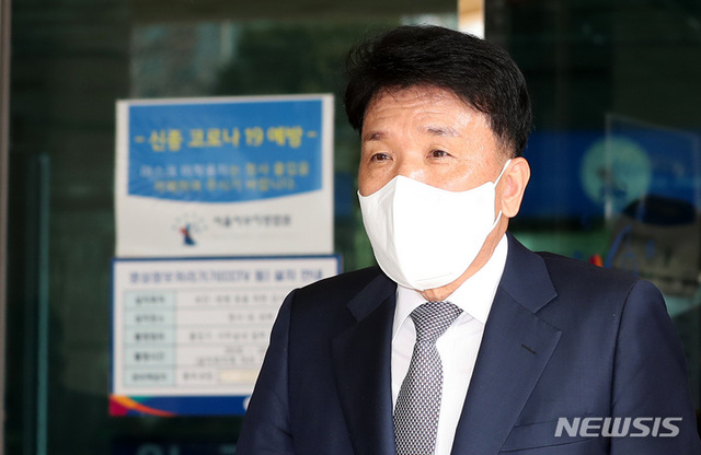 [서울=뉴시스] 함영주 하나금융그룹 부회장이 11일 오후 서울 마포구 서울서부지법에서 열린 하나은행 채용비리 관련 선고 공판을 마친 후 이동하고 있다. 함 부회장은 이날 선고 공판에서 무죄를 선고 받았다. 2022.03.11.