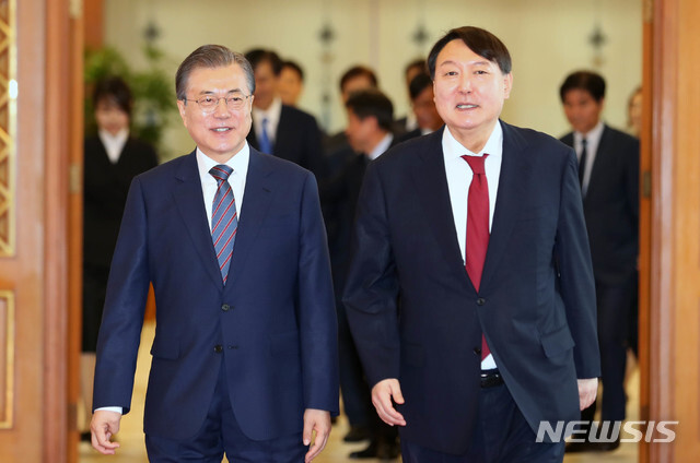 사진은 지난 2019년 7월 25일 문재인 대통령이 당시 신임 검찰총장이던 윤석열 대통령 당선인에게 임명장을 수여한 뒤 간담회장으로 향하는 모습. (출처: 뉴시스)