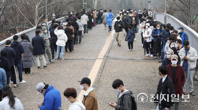 [천지일보=남승우 기자] 신종 코로나바이러스 감염증(코로나19) 신규 확진자가 35만 190명으로 집계된 13일 오후 서울 동작구 동작 주차공원 임시 선별검사소에서 시민들이 PCR 검사를 받기 위해 줄을 서서 기다리고 있다. ⓒ천지일보 2022.3.13