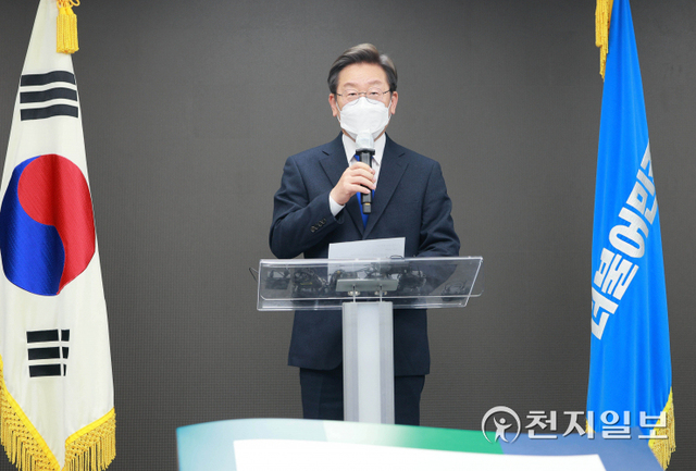 [천지일보=박준성 기자] 더불어민주당 이재명 대선 후보가 10일 새벽 서울 여의도 중앙당사에서 열린 대선 패배 승복 기자회견에 들어서고 있다. ⓒ천지일보 2022.3.10