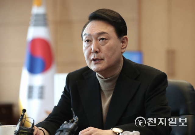 [천지일보=박준성 기자] 윤석열 대통령 당선인이 14일 서울 종로구 금융감독원 연수원에 마련된 집무실에서 안철수 인수위원장, 권영세 부위원장 등과 차담하고 있다. (제공: 국민의힘) ⓒ천지일보 2022.3.14