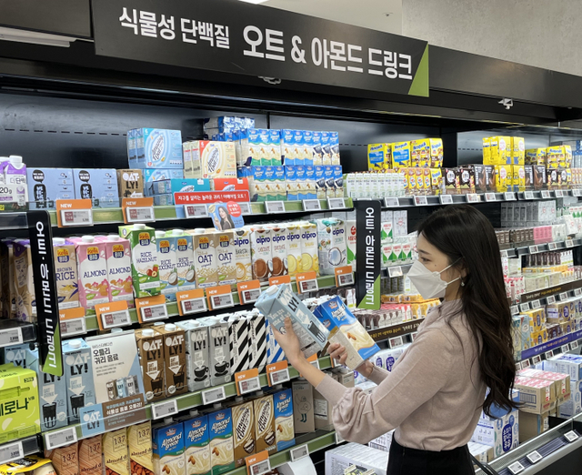 롯데마트 오크밀크 진열매장에서 고객이 제품을 살펴보고 있다. (제공: 롯데쇼핑)