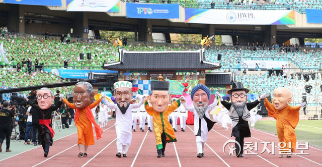 016년 9월 18일 하늘문화세계평화광복(HWPL) 주최로 열린 ‘9.18 평화 만국회의 2주년 기념식’ 중 ‘평화의 행진’ 퍼레이드에서 세계 종교인이 하나 되는 모습이 연출되고 있다. (제공: HWPL) ⓒ천지일보 2022.2.21